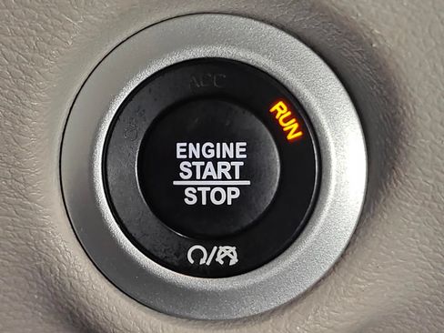 Used 2024 Chrysler Pacifica Touring-L FWD image 9