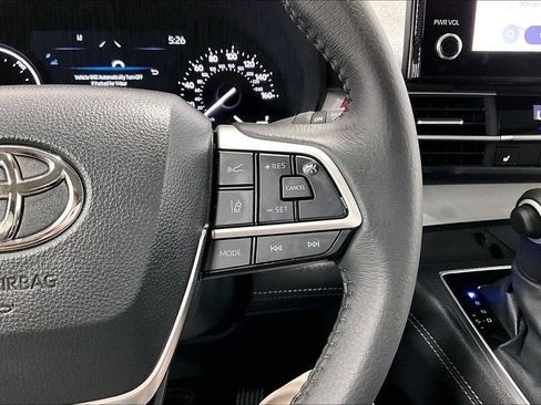 Used 2026 Toyota Sienna XLE FWD image 26