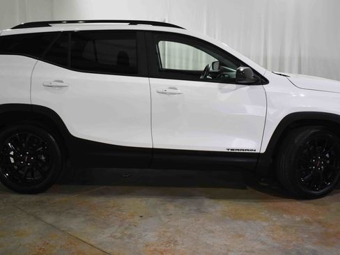 Used 2024 GMC Terrain SLE w/ Driver Convenience Package image 10