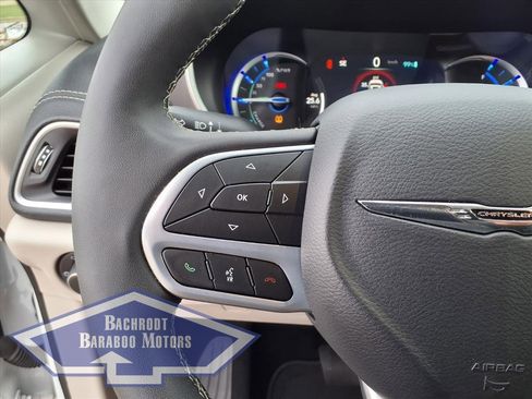 Used 2024 Chrysler Pacifica Select image 28