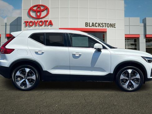 Used 2024 Volvo XC40 B5 Plus AWD/4WD image 2