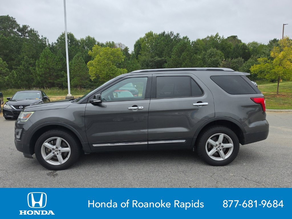 Used 2017 Ford Explorer XLT w/ Equipment Group 202A AWD/4WD image 2
