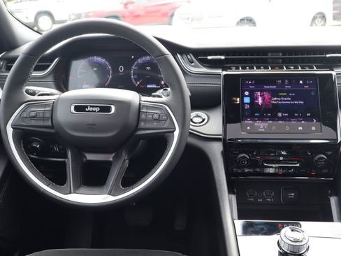 Used 2025 Jeep Grand Cherokee Altitude AWD/4WD image 14
