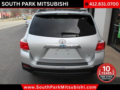 Used 2011 Toyota Highlander SE w/ Tow Pkg image 9
