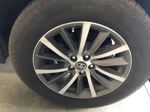 Used 2018 Toyota Highlander XLE image 29