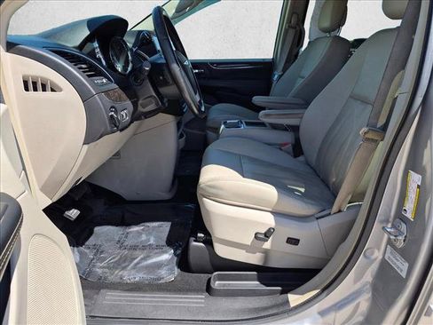 Used 2015 Chrysler Town & Country LX FWD image 15