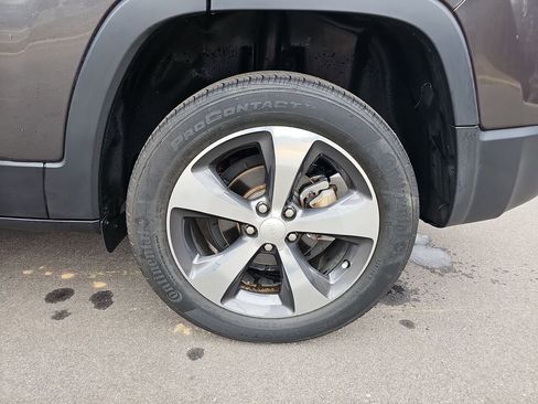 Used 2019 Jeep Cherokee Limited image 29