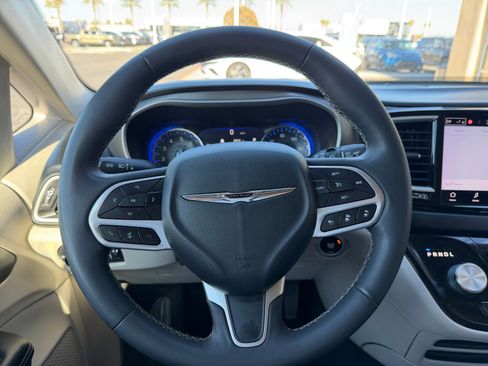 Used 2022 Chrysler Pacifica Touring-L image 9