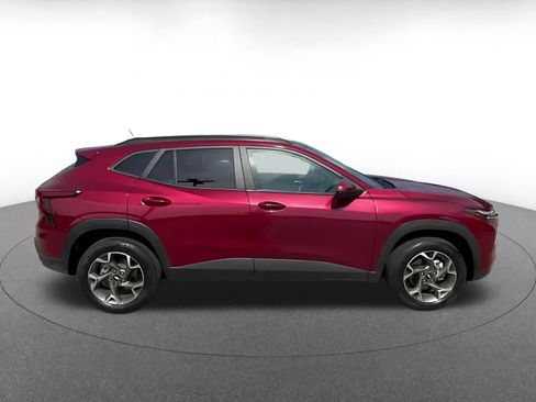 Used 2025 Chevrolet Trax LT w/ LT Convenience Package FWD image 16