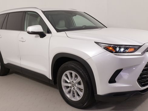 Used 2024 Toyota Grand Highlander XLE image 6