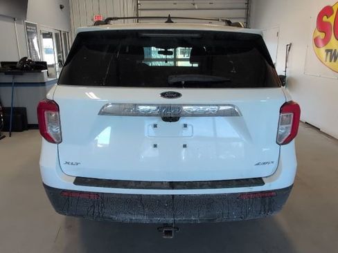 Used 2021 Ford Explorer XLT image 4