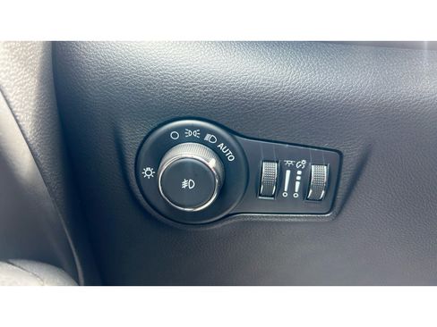 Used 2025 Jeep Compass Trailhawk AWD/4WD image 12