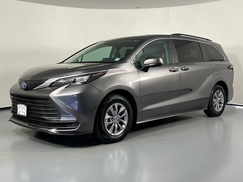 Used 2024 Toyota Sienna LE w/ LE Plus Package AWD/4WD image 3