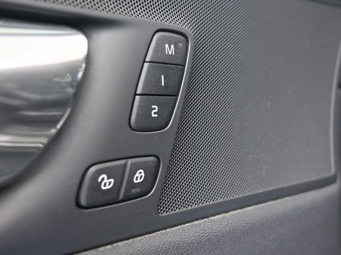 Used 2019 Volvo XC60 T5 Momentum w/ Premium Package image 24