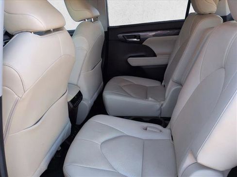 Used 2020 Toyota Highlander Limited image 16