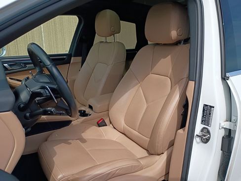 Certified 2023 Porsche Macan image 5