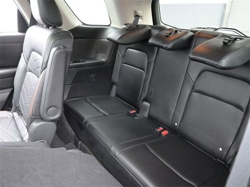 Used 2024 Nissan Pathfinder Platinum image 23