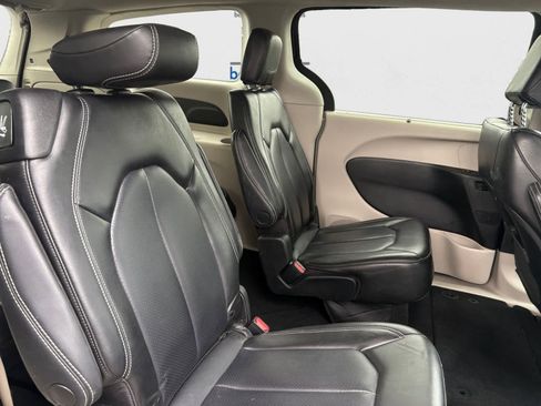 Used 2023 Chrysler Pacifica Touring-L FWD image 21