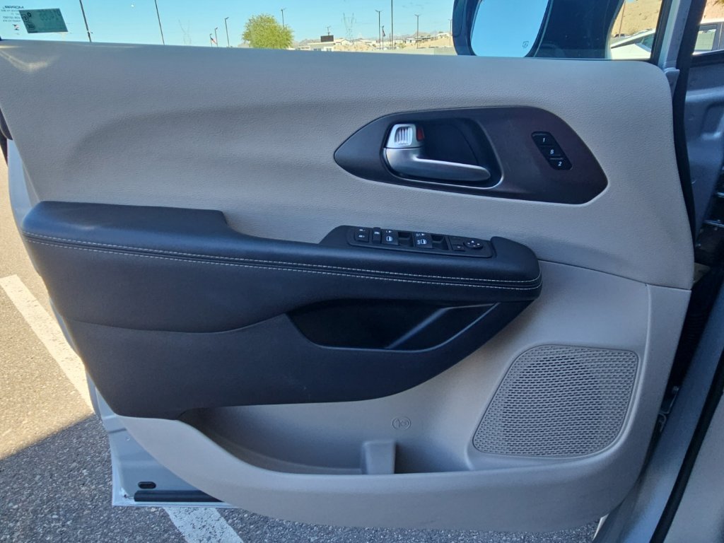 Used 2024 Chrysler Pacifica Touring-L FWD image 11