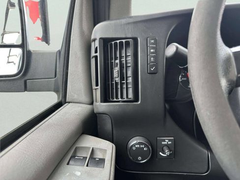 Used 2014 Chevrolet Express 2500 image 33