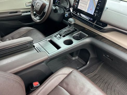 Used 2023 Toyota Sienna Platinum image 19