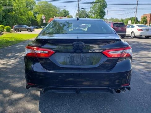 Used 2020 Toyota Camry SE w/ Blackout Package FWD image 4