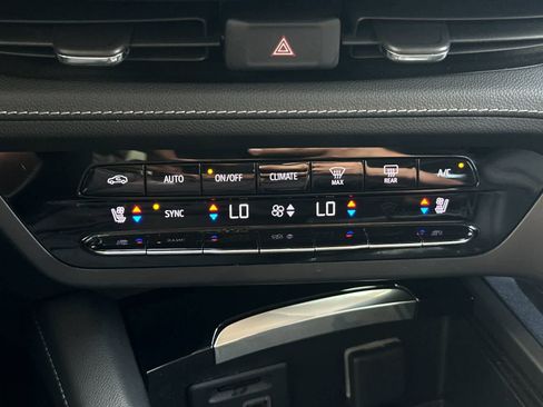 Used 2023 Buick Envision Avenir AWD/4WD image 21