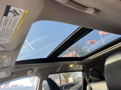 Used 2018 Nissan Rogue SL w/ Premium Package image 19