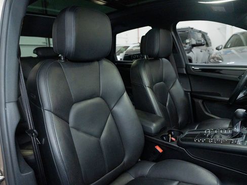 Used 2017 Porsche Macan AWD/4WD image 33