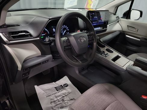 Used 2024 Toyota Sienna LE FWD image 13