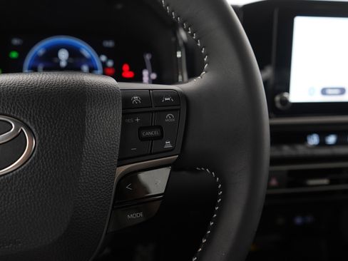 Used 2025 Toyota Camry SE image 21