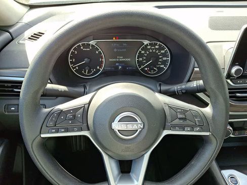 Used 2025 Nissan Altima 2.5 SV FWD image 18