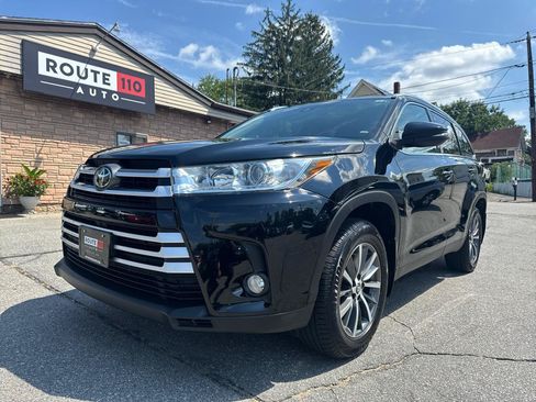 Used 2019 Toyota Highlander XLE AWD/4WD image 1