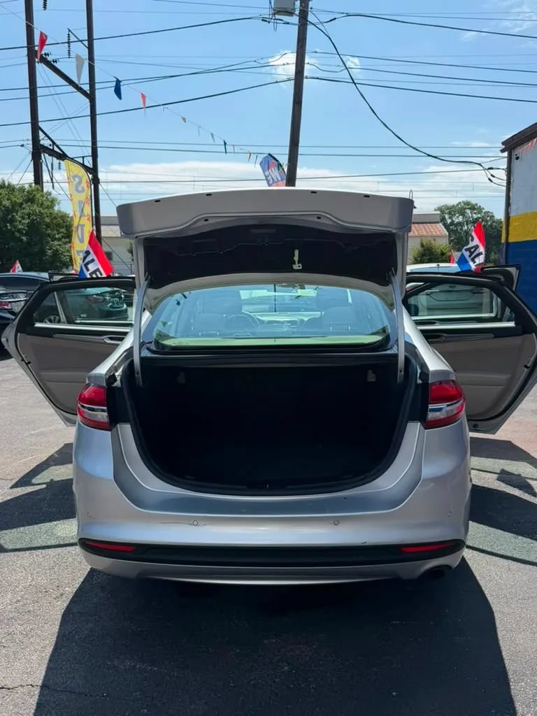 Used 2017 Ford Fusion SE w/ Fusion SE Technology Package FWD image 13