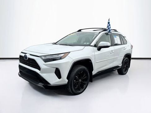 Used 2023 Toyota RAV4 SE image 3