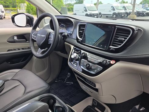 Used 2024 Chrysler Pacifica Limited FWD image 8