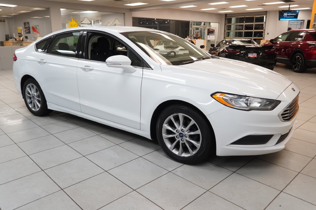 Used 2017 Ford Fusion SE w/ Fusion SE Technology Package FWD image 12