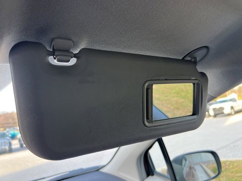 Used 2010 Toyota Yaris 2-Door Hatchback image 34