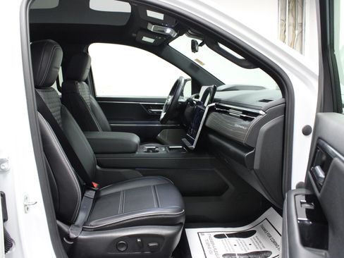 Used 2025 GMC Sierra EV Denali AWD/4WD image 16
