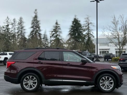 Used 2022 Ford Explorer XLT w/ Equipment Group 202A image 6