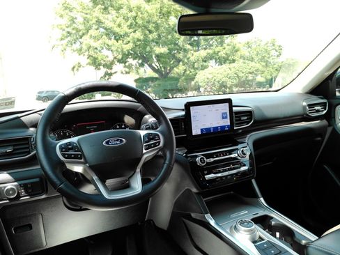 Used 2021 Ford Explorer Limited w/ Equipment Group 301A AWD/4WD image 9