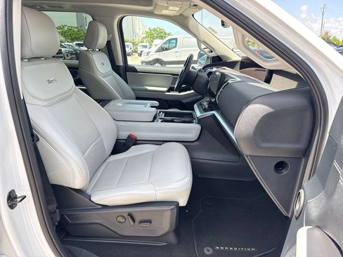 Used 2025 Ford Expedition Max Platinum AWD/4WD image 30