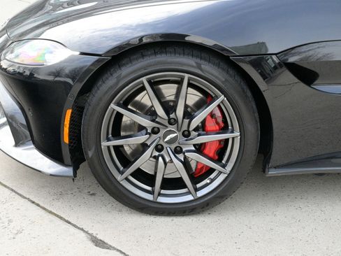 Used 2019 Aston Martin V8 Vantage Coupe image 9