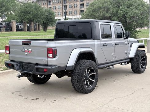 Used 2020 Jeep Gladiator Overland AWD/4WD image 4