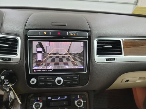 Used 2015 Volkswagen Touareg Sport image 20