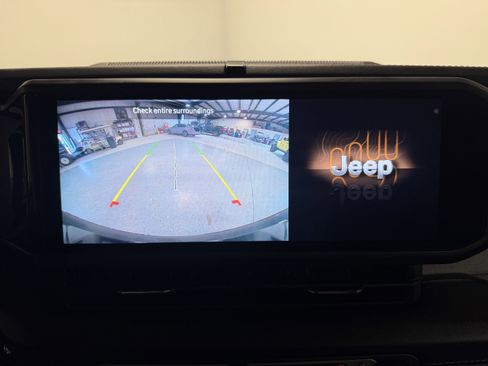 Used 2025 Jeep Wrangler Unlimited Sahara w/ Safety Group AWD/4WD image 10