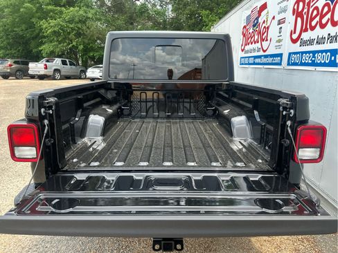 New 2025 Jeep Gladiator Sport image 27