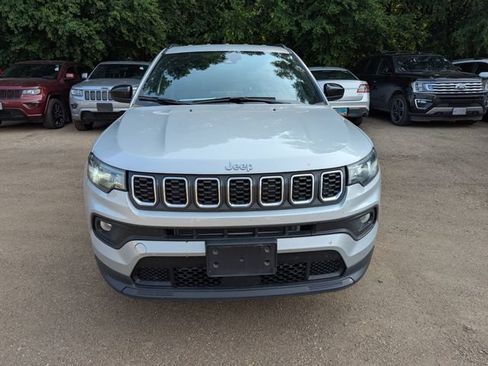 Used 2024 Jeep Compass Latitude w/ Convenience Group AWD/4WD image 9
