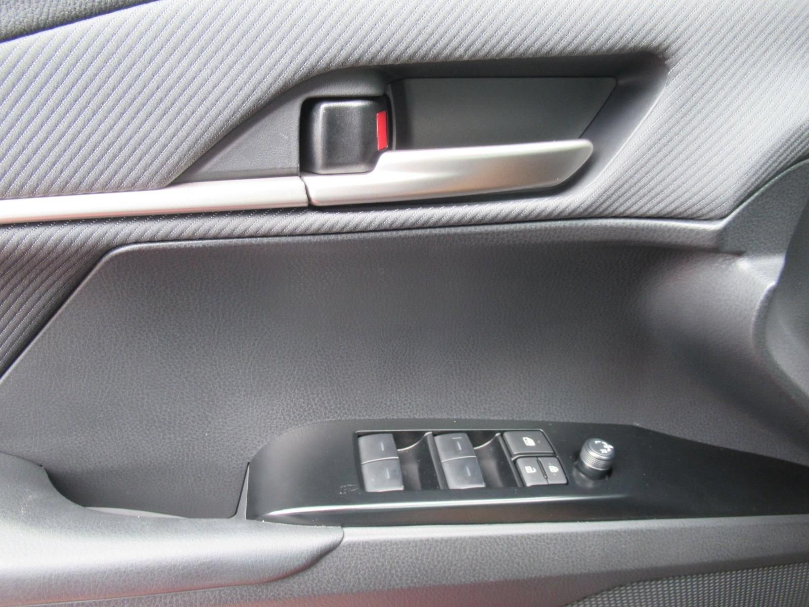 Used 2026 Toyota Camry Hybrid FWD image 19