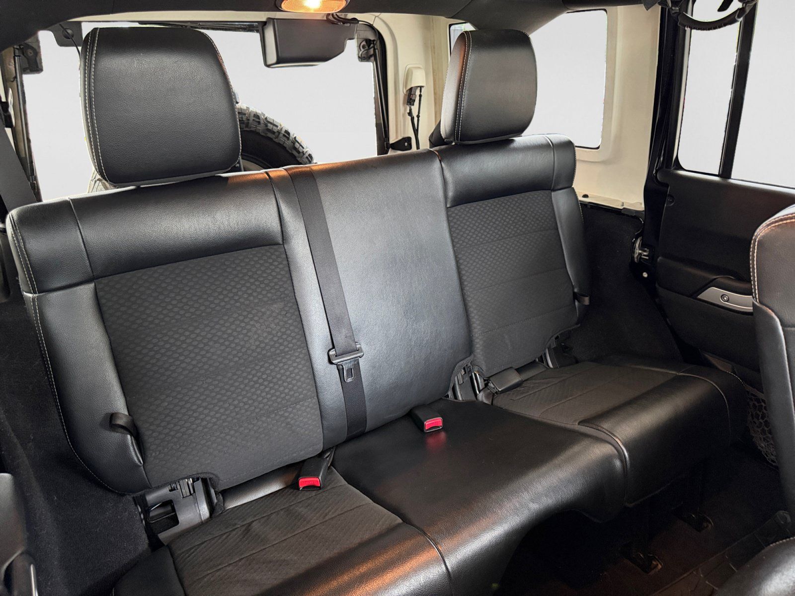 Used 2012 Jeep Wrangler Unlimited Rubicon AWD/4WD image 17